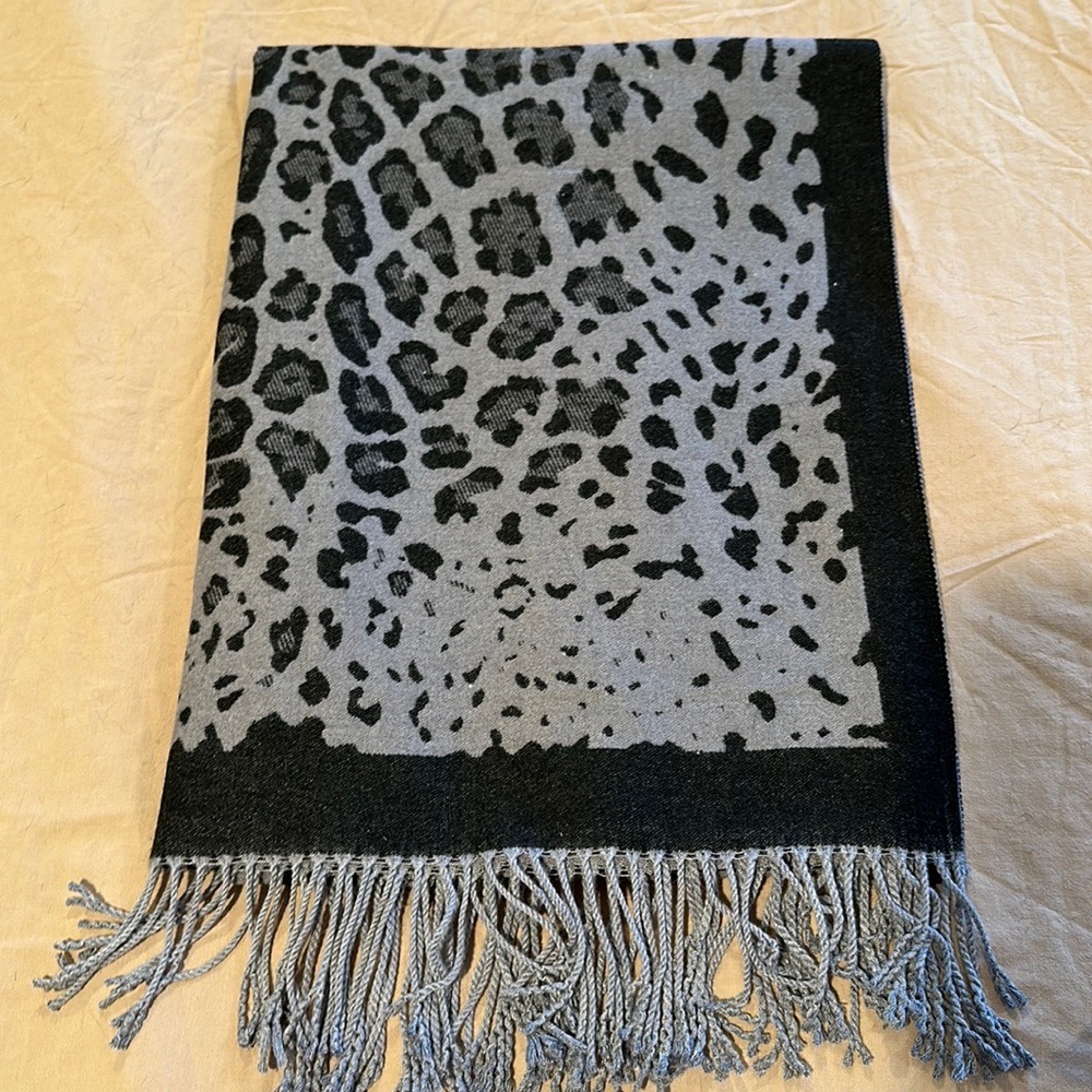 NWOT: Beautiful black and grey/purple-ish scarf / throw